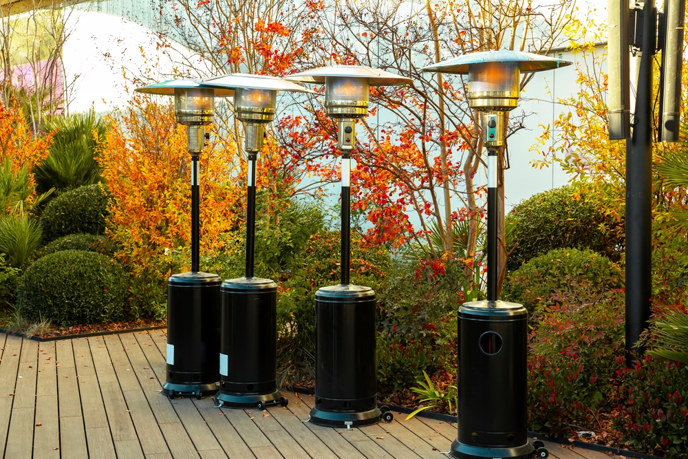 Four,Outdoor,Gas,Stoves,To,Heat,Customers,In,Winter